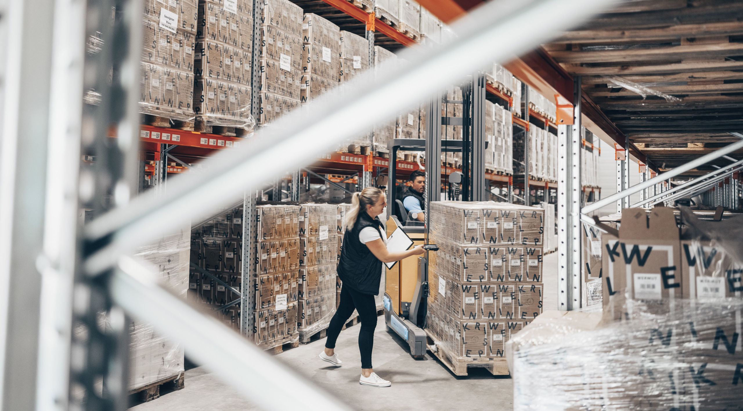 Logistik Vinofaktur Lagerung Karton Wein